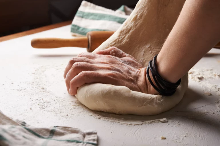 Cookies sortis du four sur une plaque