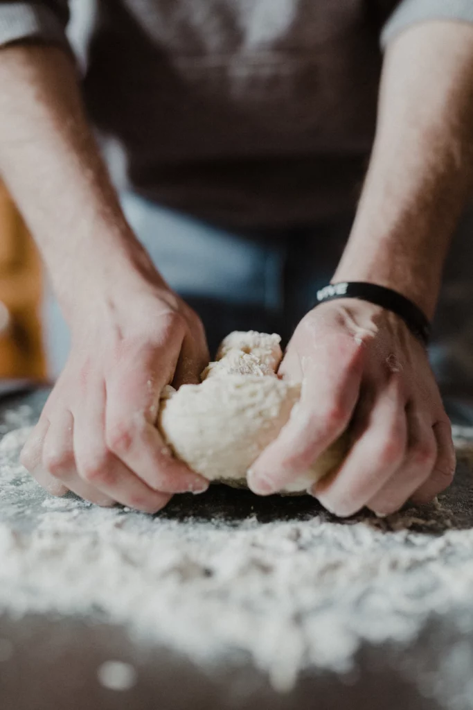 Façonnage des cookies à la main dans l'atelier