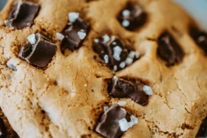 Cookie garni de Kinder Bueno et chocolat