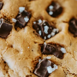 Cookie garni de Kinder Bueno et chocolat