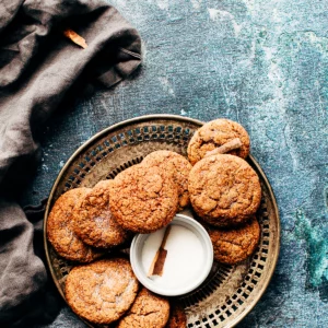 Cookies faits main empilés sur papier kraft