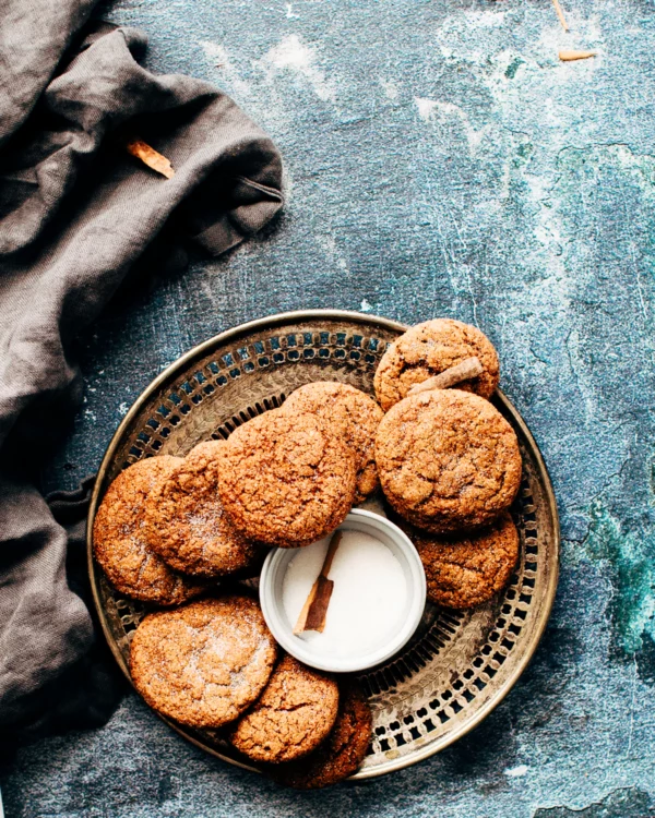 Cookies faits main empilés sur papier kraft