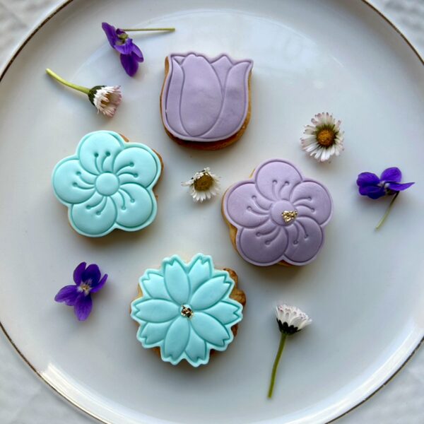 Sablés décorés en pâte à sucre, fleurs bleues et violettes